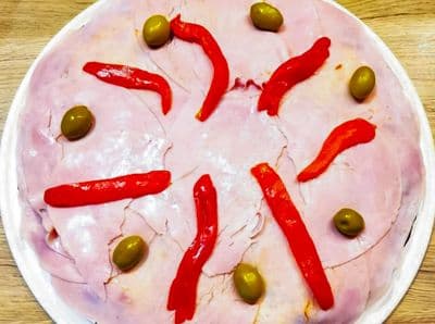 Pizza de jamón y morrones