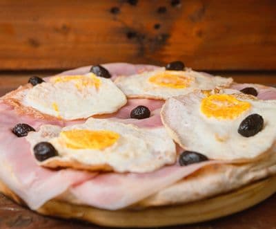 Pizza panceta & huevo frito