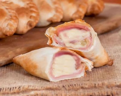 Empanada de jamón y queso