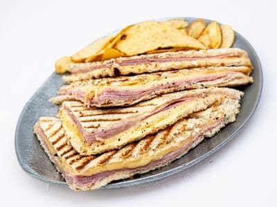 Medio Tostado De Jamon Y Queso