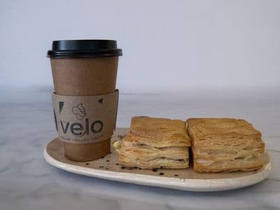 Cafe con leche + 2 tortitas.