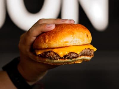 Burger cheese + papas fritas