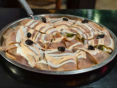 Pizza jamón crudo y rúcula