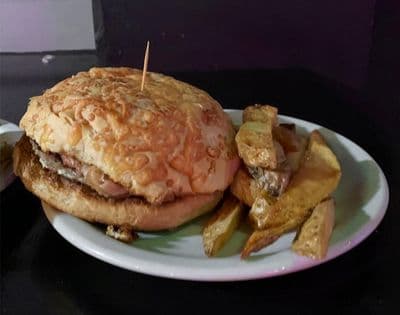 Hamburguesa bacón con papas