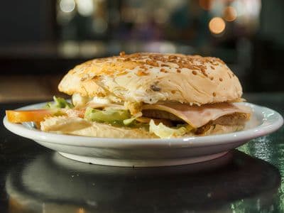 Hamburguesa gula con papas