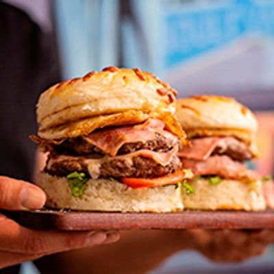 Promo -2 hamburguesas especiales y papas fritas