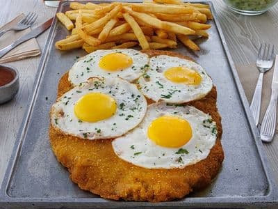 Milanesa Large a Caballo + Papas fritas