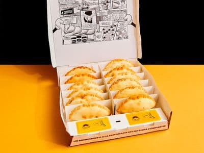 Pack 12 empanadas + 2 Salsas