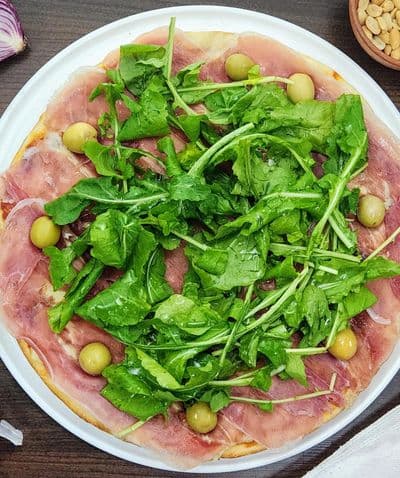 Pizza Con Jamón Crudo Y Rúcula