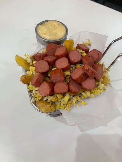 Papas con salchicha y huevo