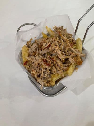 Papas con bondiola desmechada