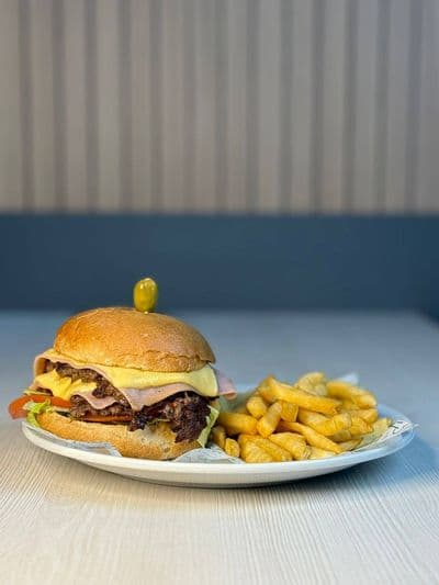 Hamburguesa+fritas+mayo de ajo