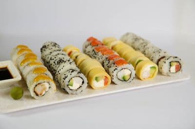 Combo Red 40 - Salmón y langostino + 2 empanadas chinas.