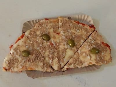 Pizza muzzarella con atún